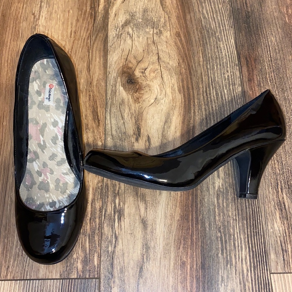 Shiny faux black leather pumps